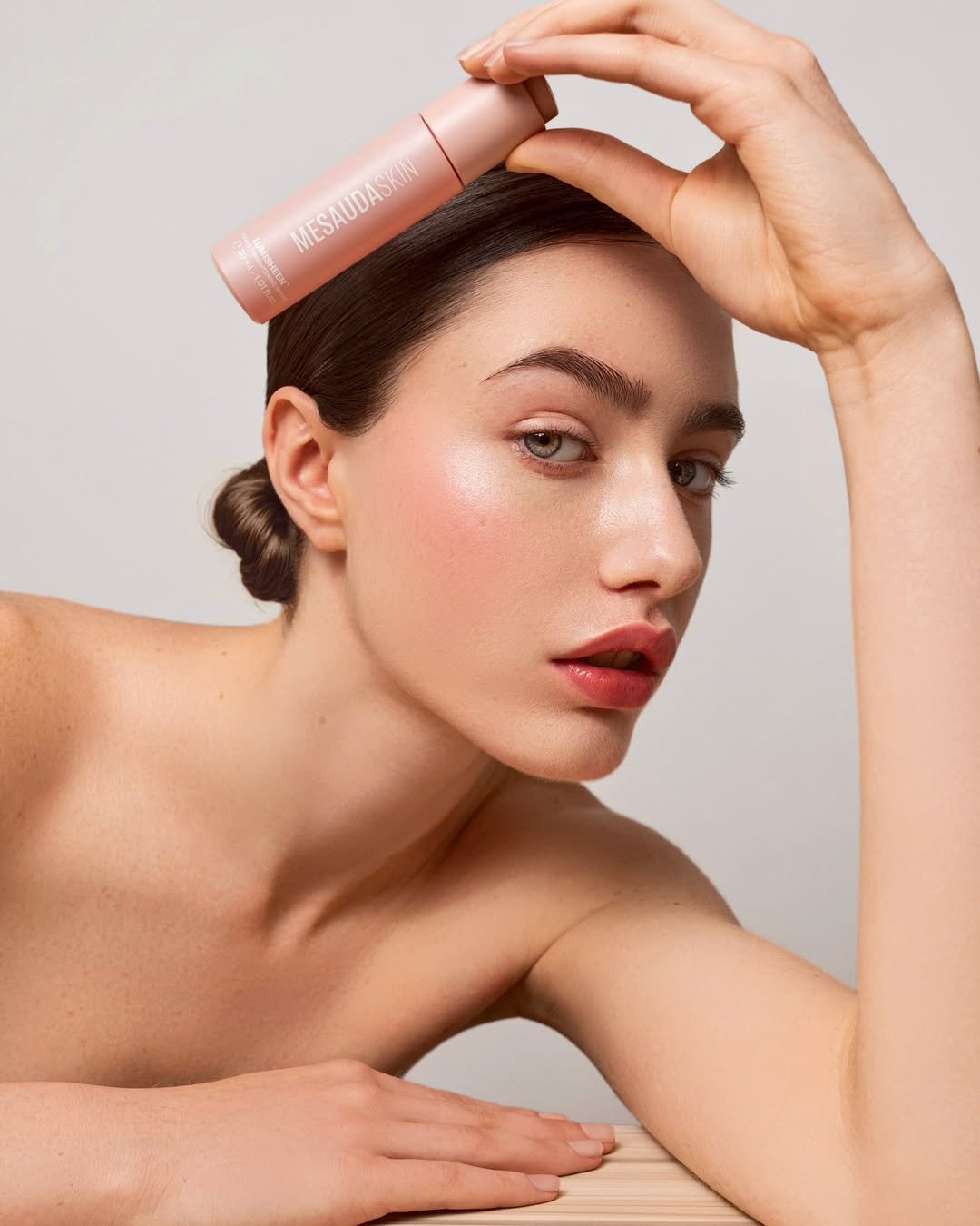 Modella con prodotti Mesuadaskin, bellezza e cura della pelle, valorizza l'incarnato e la luminosità.