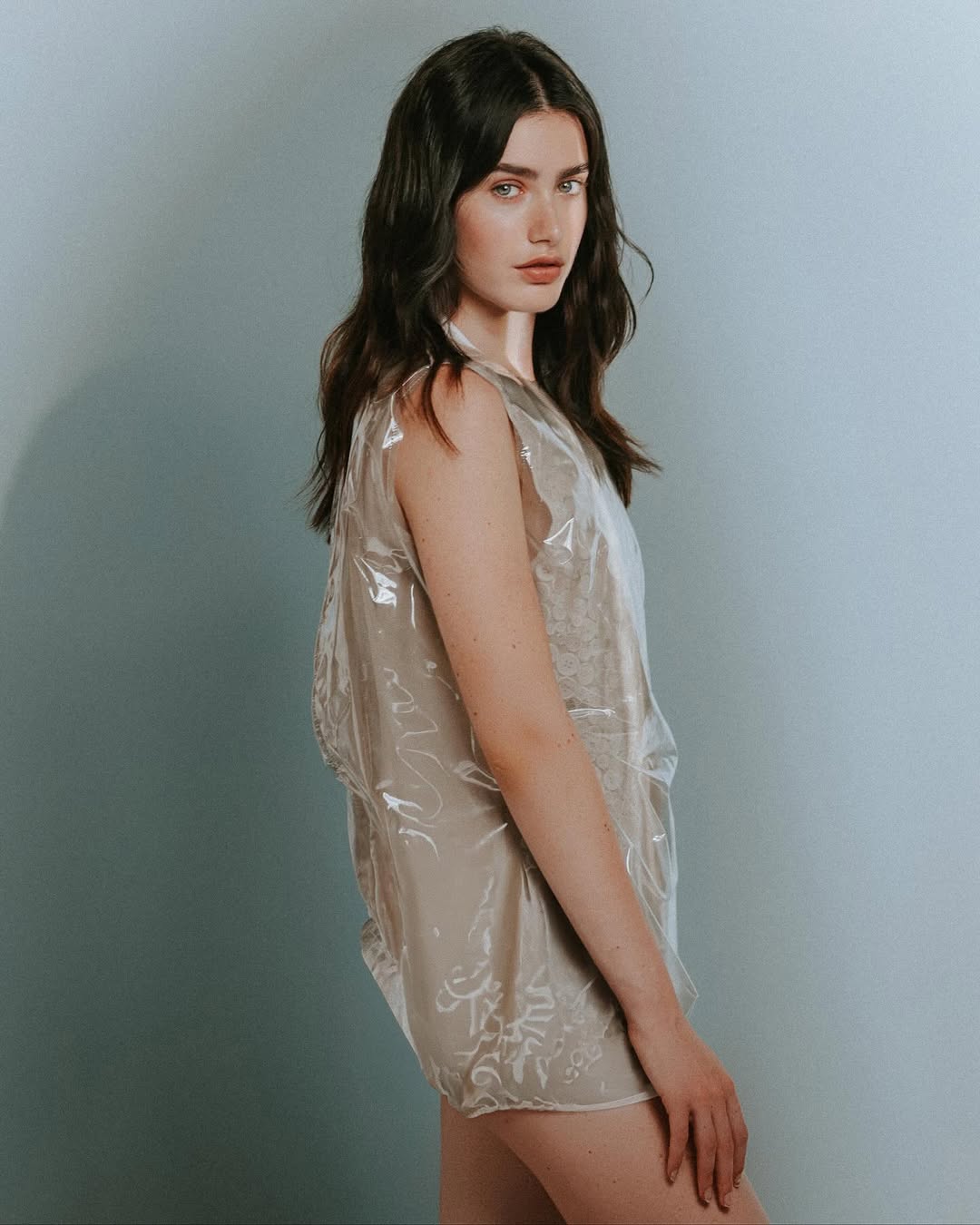 Modella in abbigliamento trasparente, look fashion innovativo, stile contemporaneo per campagne di moda.